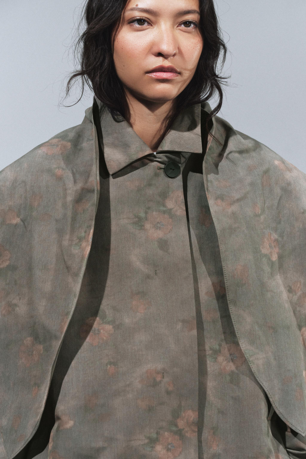 ZARA ТРЕНЧ С ЦВЕТОЧНЫМ ПЛАТКОМ — ZW COLLECTION, СЕРО-ЛИЛОВЫЙ