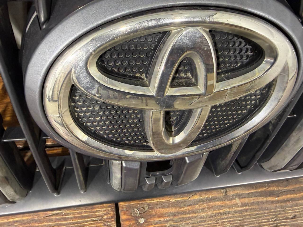 Решетка радиатора Toyota Land Cruiser Prado 150 Б/У Оригинал 5310160F10