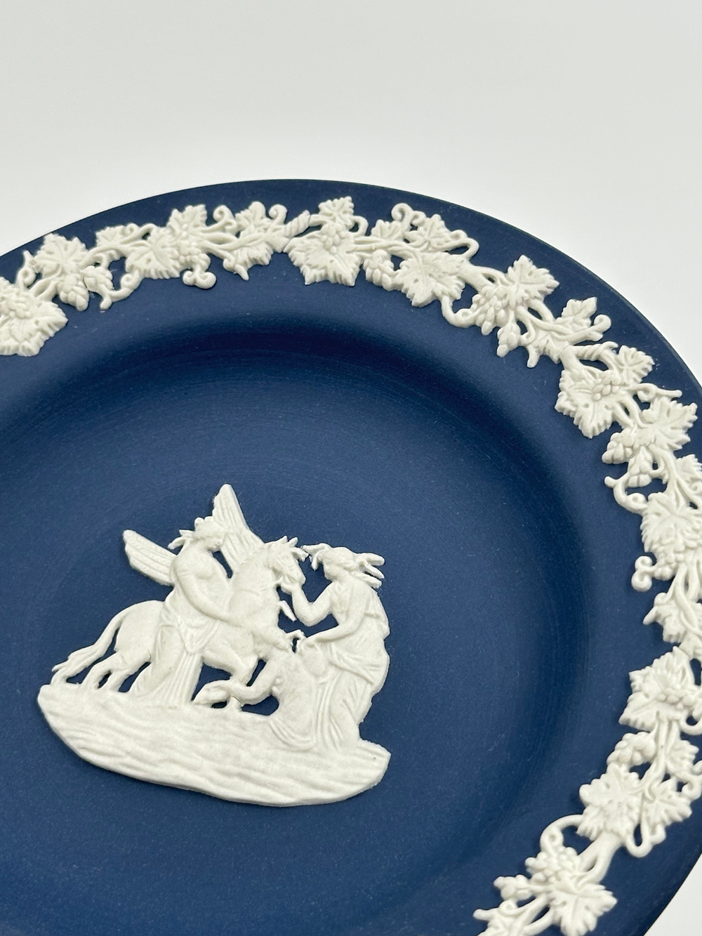 Тарелочка декоративная Wedgwood тёмно-синяя