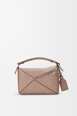 Loewe Маленькая сумка Puzzle Featherlight из страусиной кожи, серо-коричневый