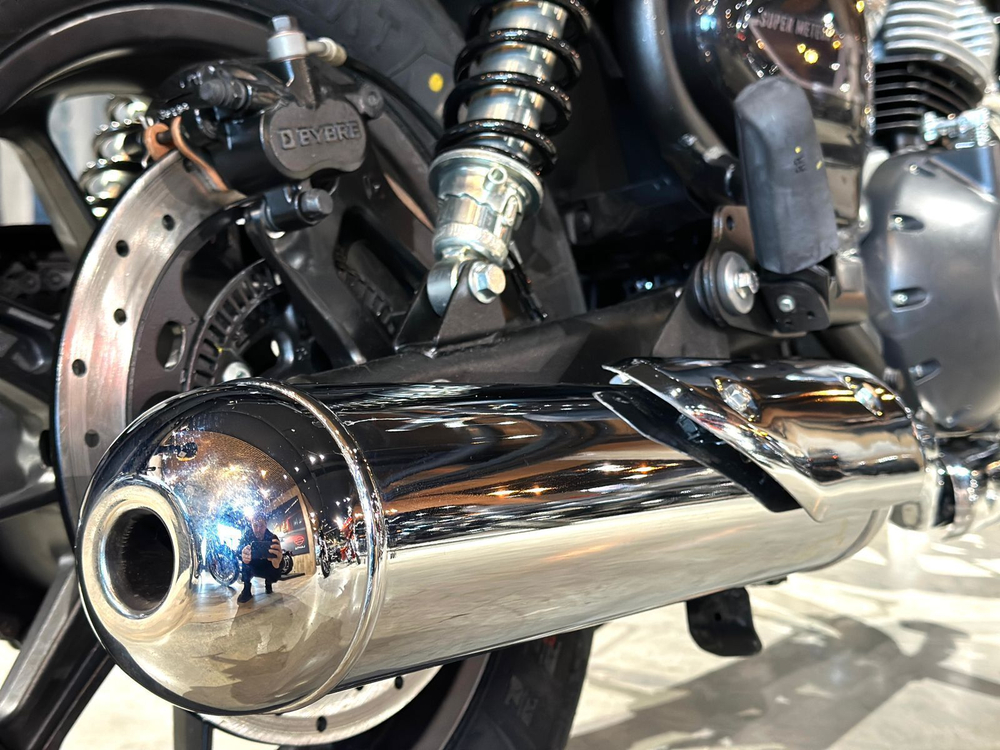 Royal Enfield Super Meteor 650 Astral Black (Base)