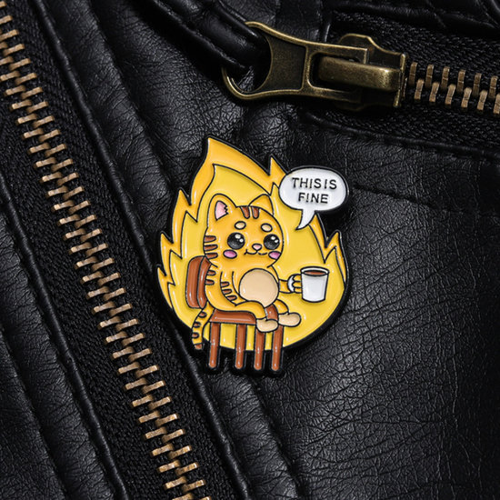 Значок металлический Все прекрасно This is fine. Кошка, рр 3,3х2,7см