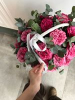 Цветочная корзина из роз Кантри и эвкалипта размер M