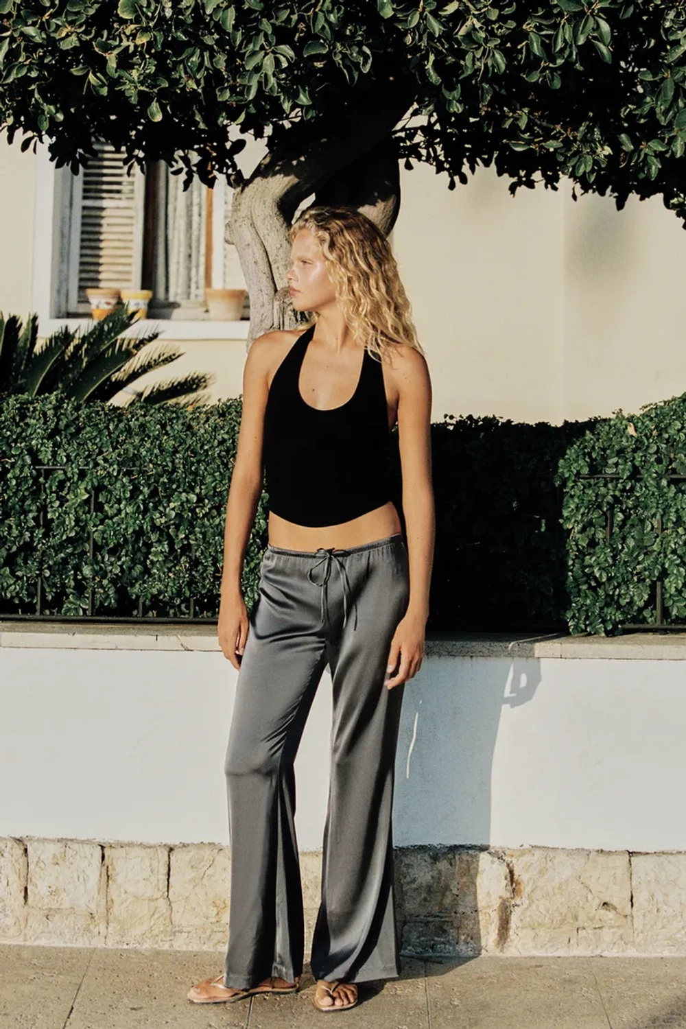 ZARA ТОП С ГОРЛОВИНОЙ ХАЛТЕР И ЗАКРУГЛЕННЫМ НИЗОМ, ЧЕРНЫЙ