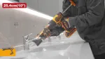 Аккумуляторный пистолет для герметика INGCO CCGLI20021 — Рабочий наносит герметик на кран в ванной