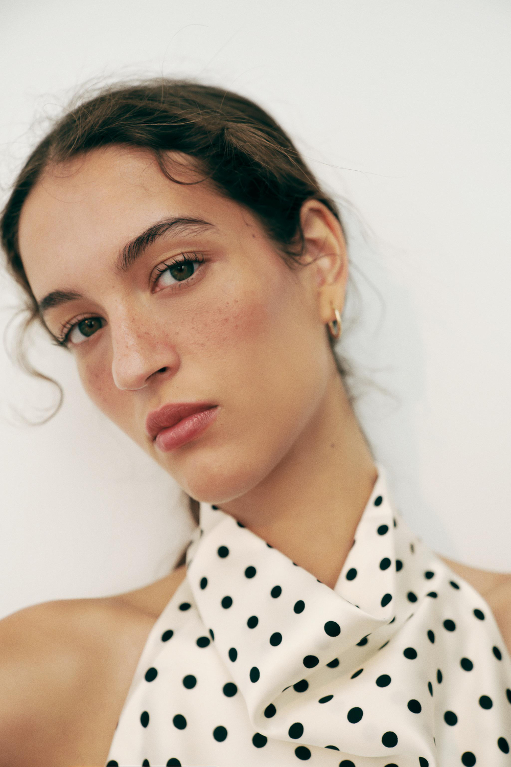 ZARA АТЛАСНЫЙ ТОП С ГОРЛОВИНОЙ ХАЛТЕР, БЕЛЫЙ/ЧЕРНЫЙ