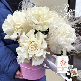 Французские белые розы в коробке