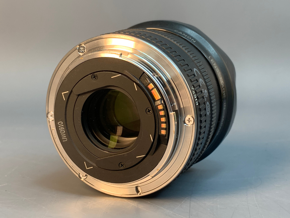 Canon EF 15mm 2.8 Fisheye царапины на линзе