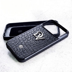Двухслойная конструкция чехла Euphoria Initials для iPhone 18 Pro Max - натуральная кожа MiniCroc с металлическими инициалами и защитный внутренний слой