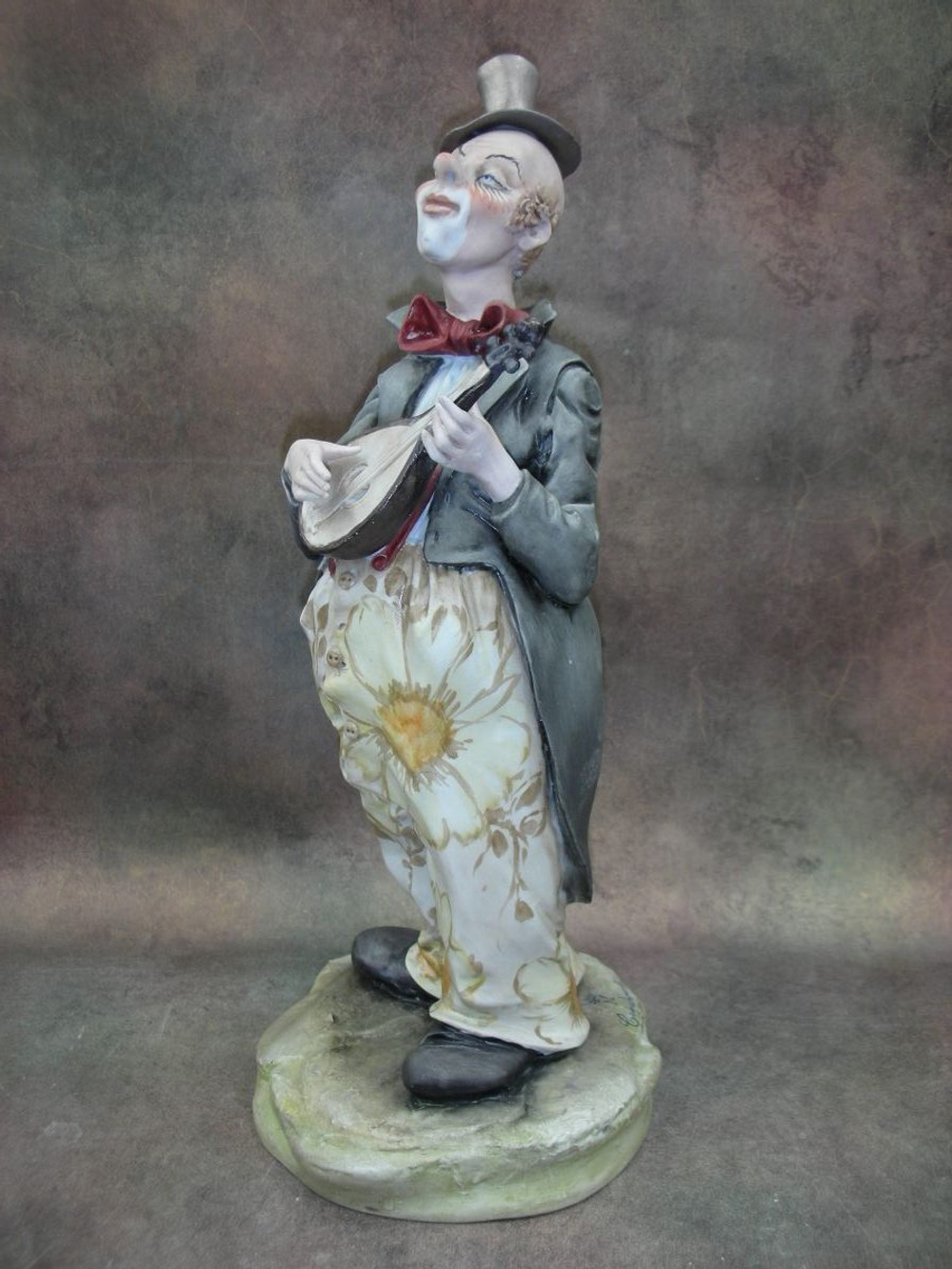 Статуэтка. Фарфор. Клоун с домброй. Capodimonte. Италия