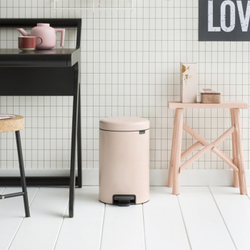 Ведро Brabantia NewIcon 12л чайная роза в интерьере