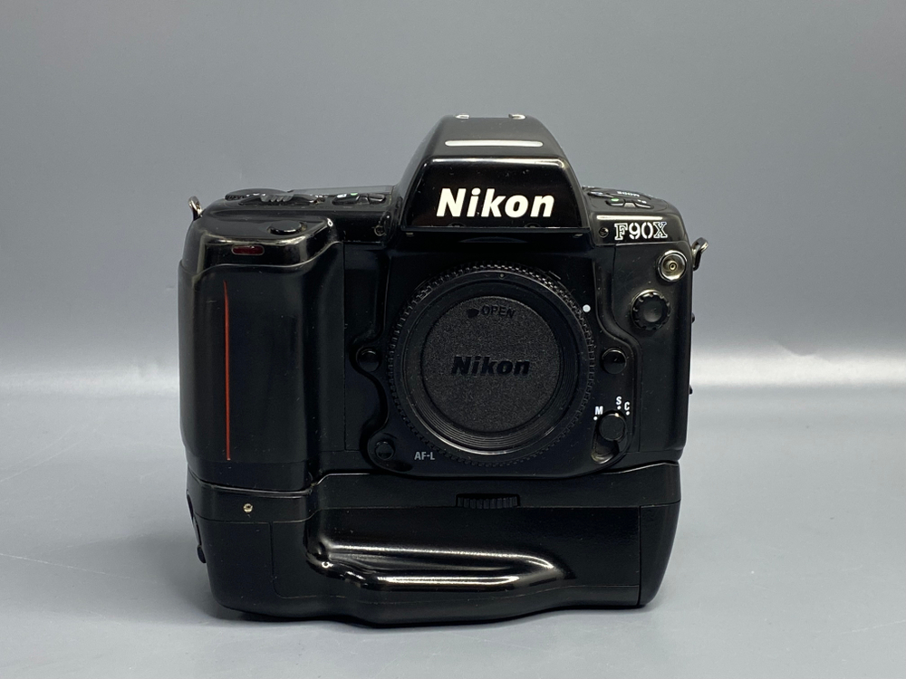 Nikon F90X + Nikon MB-10
