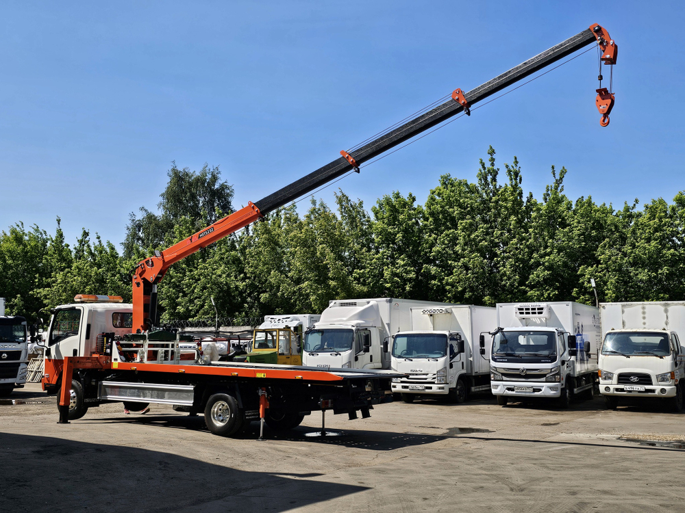 Эвакуаторная платформа 4.5 т с КМУ 3.2 т на шасси Isuzu Elf