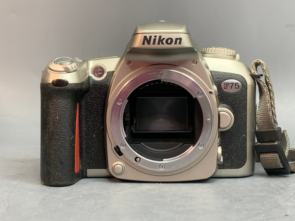 Nikon F75 kit 28-100mm