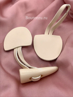 Застежка клевант из натуральной кожи бежевого цвета