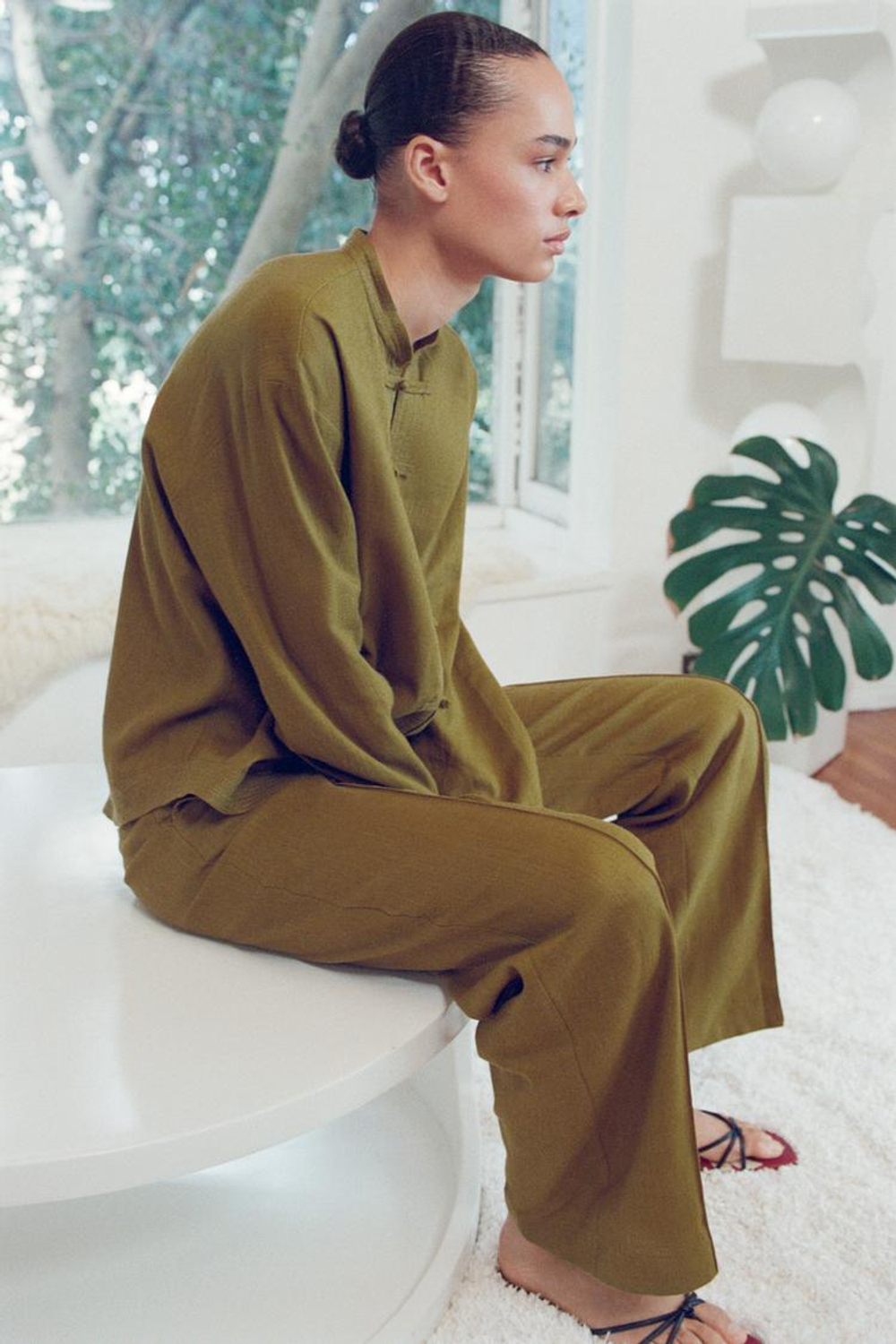 ZARA БРЮКИ ПРЯМОГО КРОЯ ИЗ ЛЬНА, ЦВЕТ ОЛИВКОВОГО МАСЛА