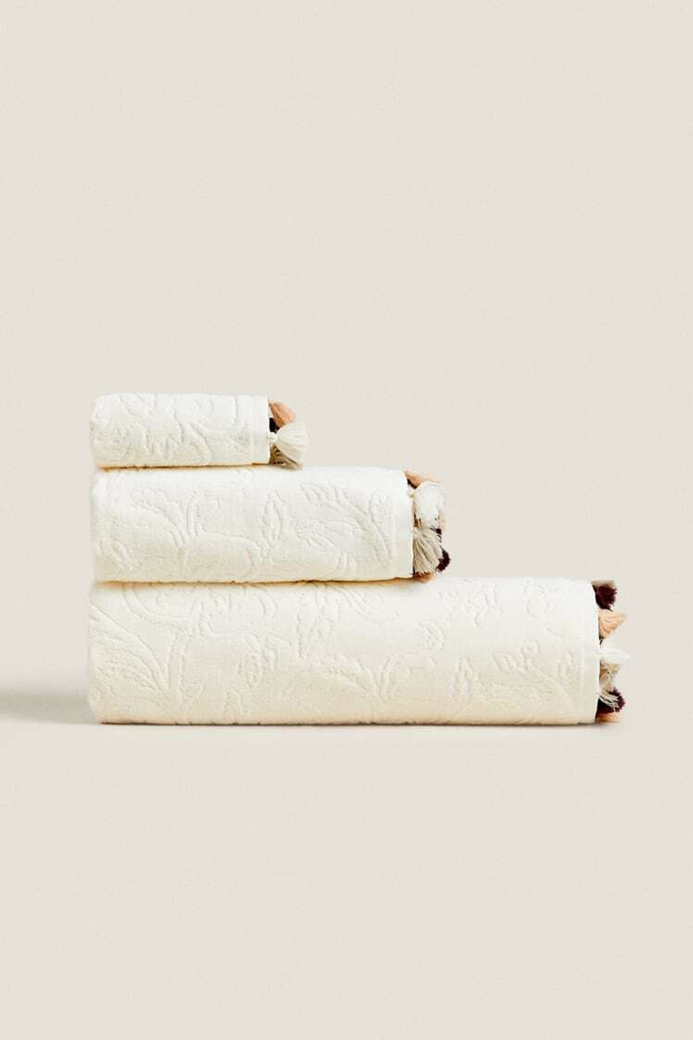 ZARA HOME ЖАККАРДОВОЕ ПОЛОТЕНЦЕ С КИСТОЧКАМИ, СЛОНОВАЯ КОСТЬ
