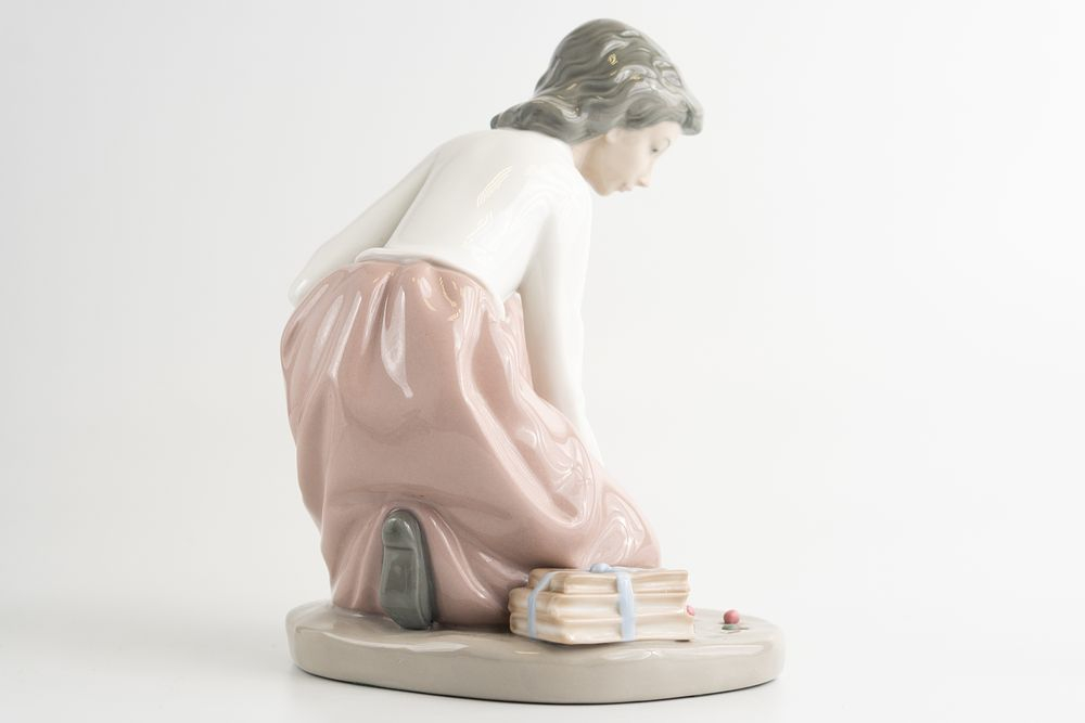 Фарфоровая статуэтка Lladro/Nao «Девочка, играющая в шарики» (Girl Playing Marbles)