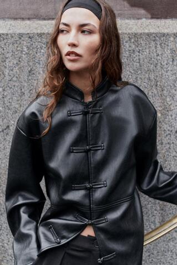 ZARA КУРТКА ИЗ ИСКУССТВЕННОЙ КОЖИ С ЗАСТЕЖКАМИ-ТОГГЛ, ЧЕРНЫЙ