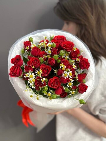 Букет из красных кустовых роз и матрикарий