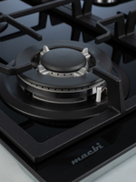 Газовая варочная панель шириной 60 см, Macbi MBH64WFGL.V1 (Model 2024) с Wok-конфоркой, Чёрное закаленное стекло, Электроподжиг, Газ-контроль, Решетки из чугуна