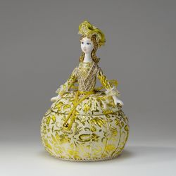Кукла-шкатулка с ложементом Барышня в парчовом платье