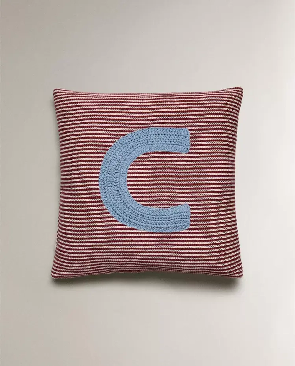 ZARA HOME ДЕТСКАЯ ПОДУШКА С ВЫШИВКОЙ В ВИДЕ БУКВЫ "C", КРАСНЫЙ
