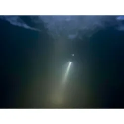 Тактический фонарь Armytek Predator Pro Max Extended Set - работа фонаря под водой