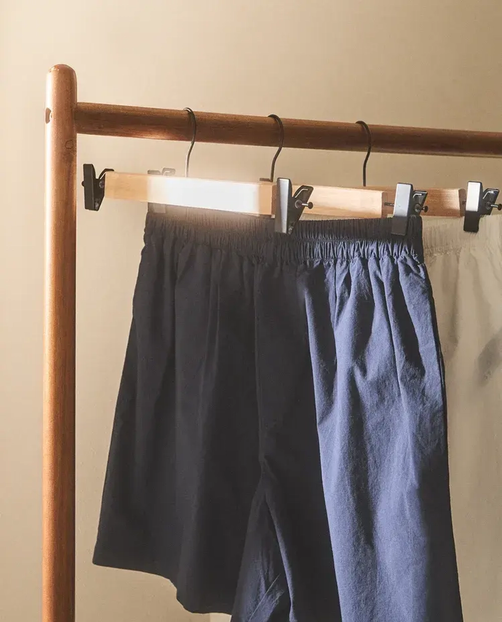 ZARA HOME ЛАКИРОВАННАЯ ДЕРЕВЯННАЯ ВЕШАЛКА С ЗАЖИМОМ (НАБОР ИЗ 3 ШТ.), СВЕТЛО-БЕЖЕВЫЙ
