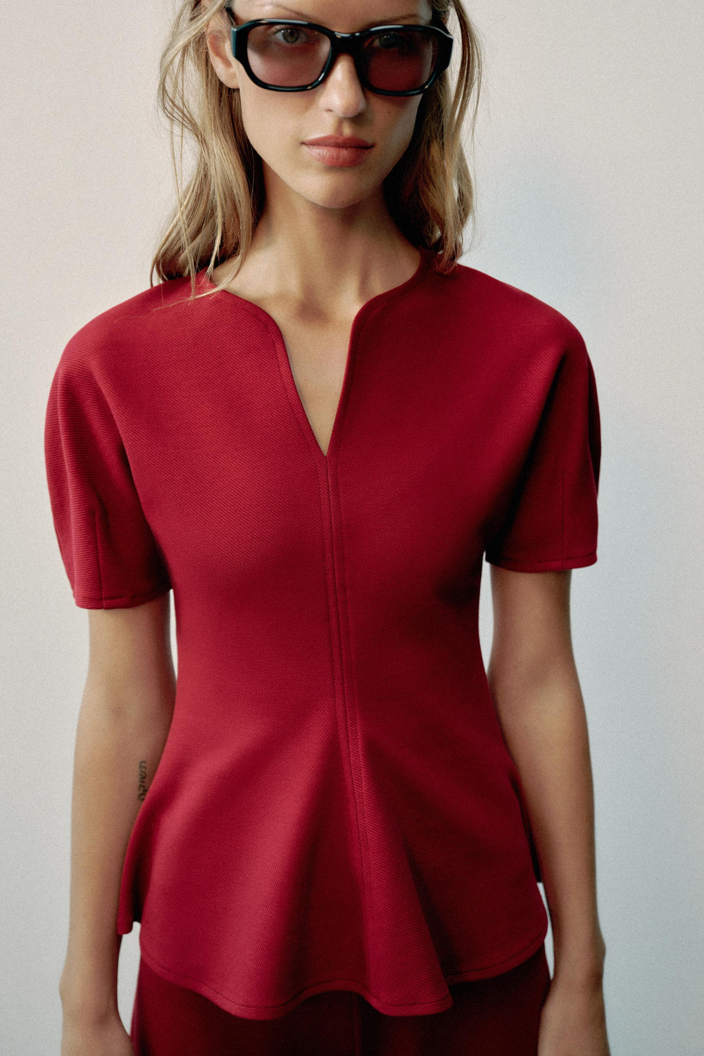 ZARA ТОП С БАСКОЙ И ОБЪЕМНЫМИ РУКАВАМИ, БУРГУНДИ