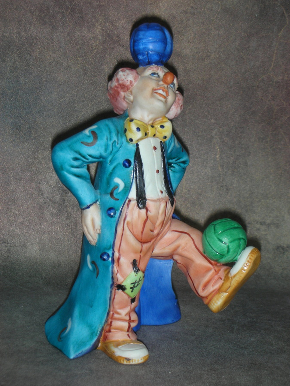 Статуэтка. Фарфор. Клоун с мячами. Capodimonte. Италия