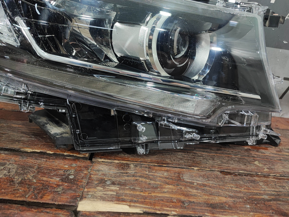 Фара правая LED Toyota Land Cruiser Prado 150 17-24 Б/У Оригинал 8114560N20