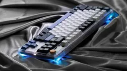 Wuque ZOOM TKL DYNA Frosted Clear на современном рабочем столе