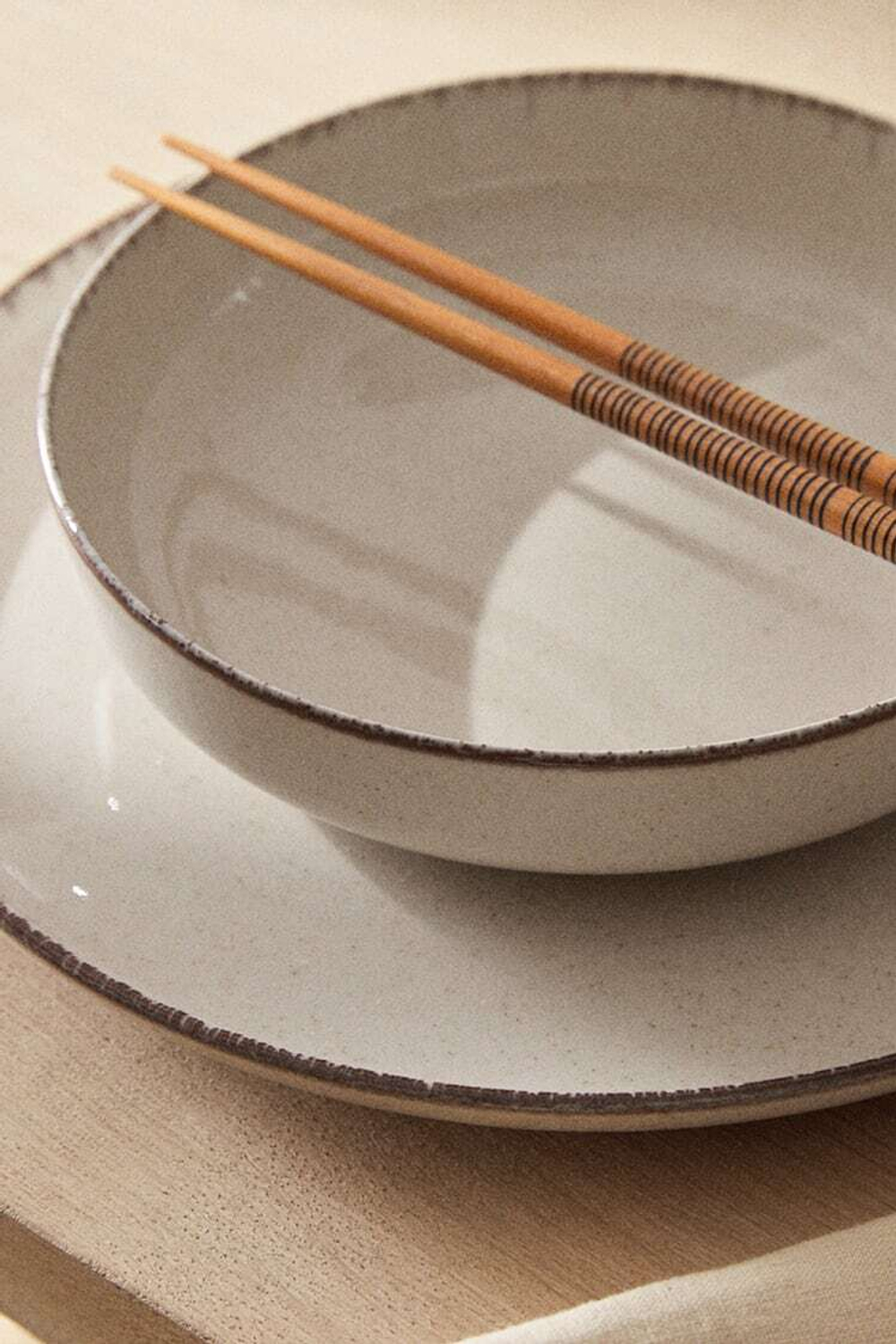 ZARA HOME ФАРФОРОВАЯ СУПОВАЯ ТАРЕЛКА С ОБОДКОМ ПОД СТАРИНУ, СВЕТЛО-БЕЖЕВЫЙ