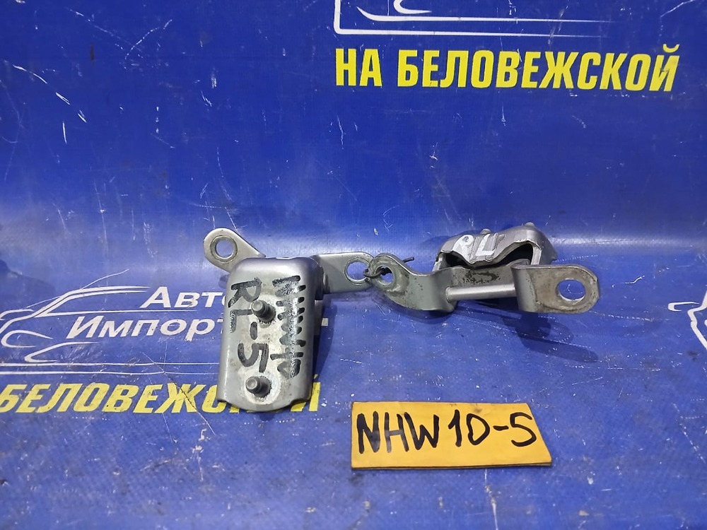Петля двери задней левой TOYOTA PRIUS 1998