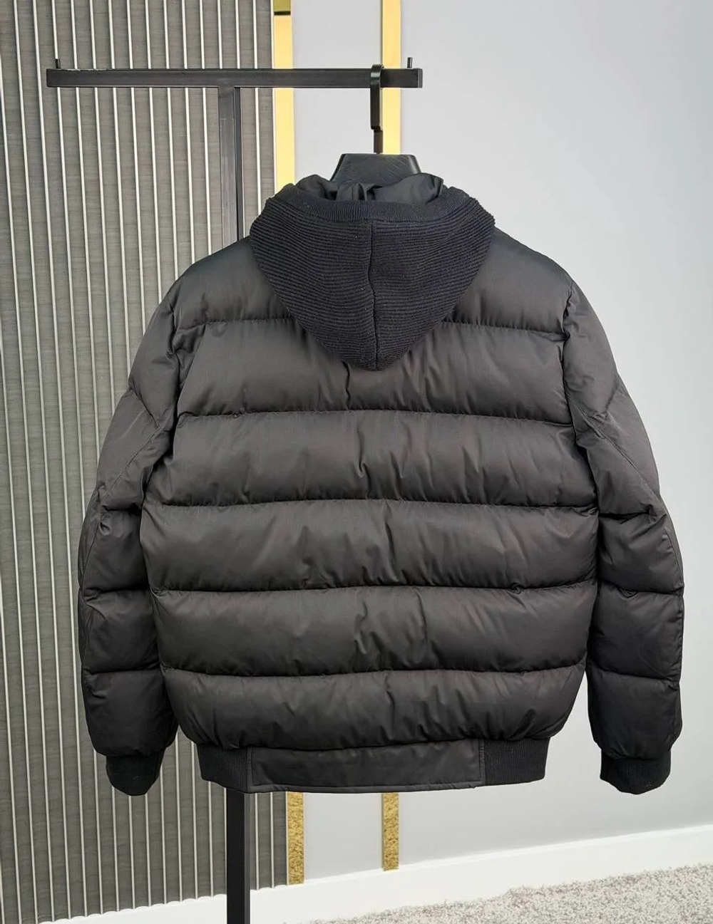 Чёрная куртка Brunello Cucinelli с трикотажными манжетами и поясом