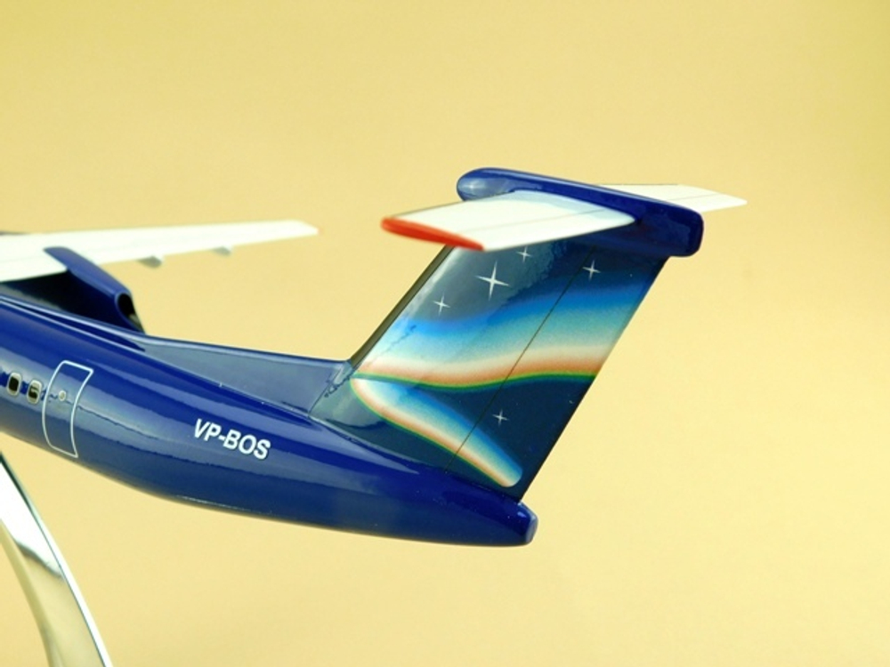 Модель самолета DHC 8-Q400 (М1:100, Якутия, синий)