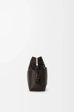 Loewe Сумка-клатч среднего размера Panta Flamenco из блестящей телячьей кожи, темно-коричневый