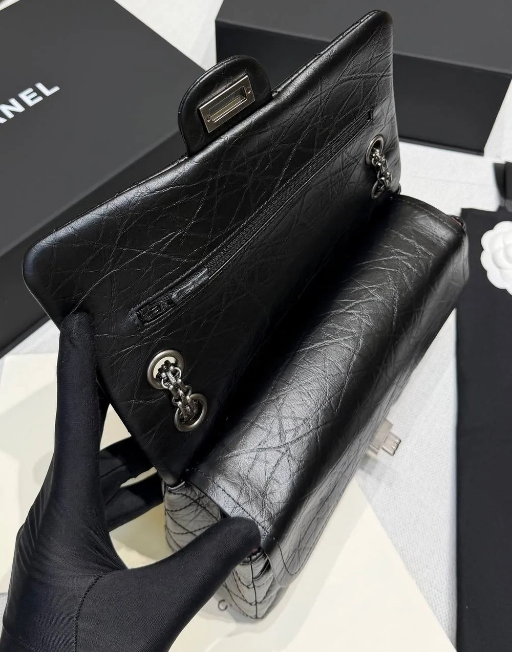 Сумка Chanel 2.55 Reissue чёрная из состаренной кожи премиум класса