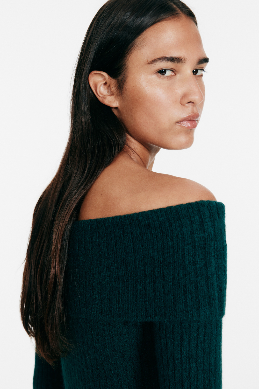 Платье вязки в резинку с открытыми плечами — короткая модель - H&M