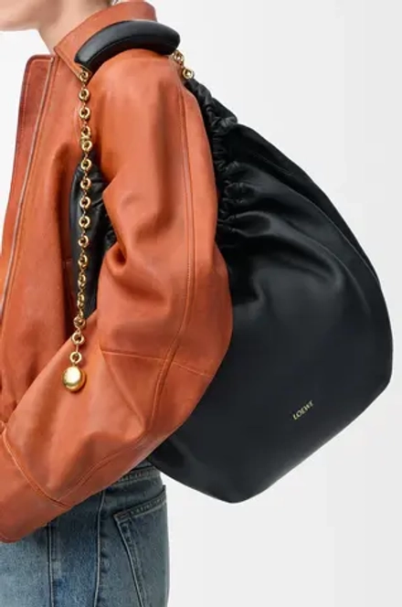 Loewe Средняя сумка-мешок Squeeze из мягкой кожи ягненка наппа, черный