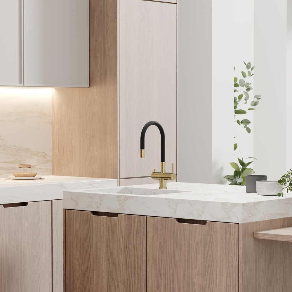 Смеситель для кухни Sancos Lucia с гибким изливом, цвет брашированное золото/черный, PVD покрытие, арт. SC4004BG