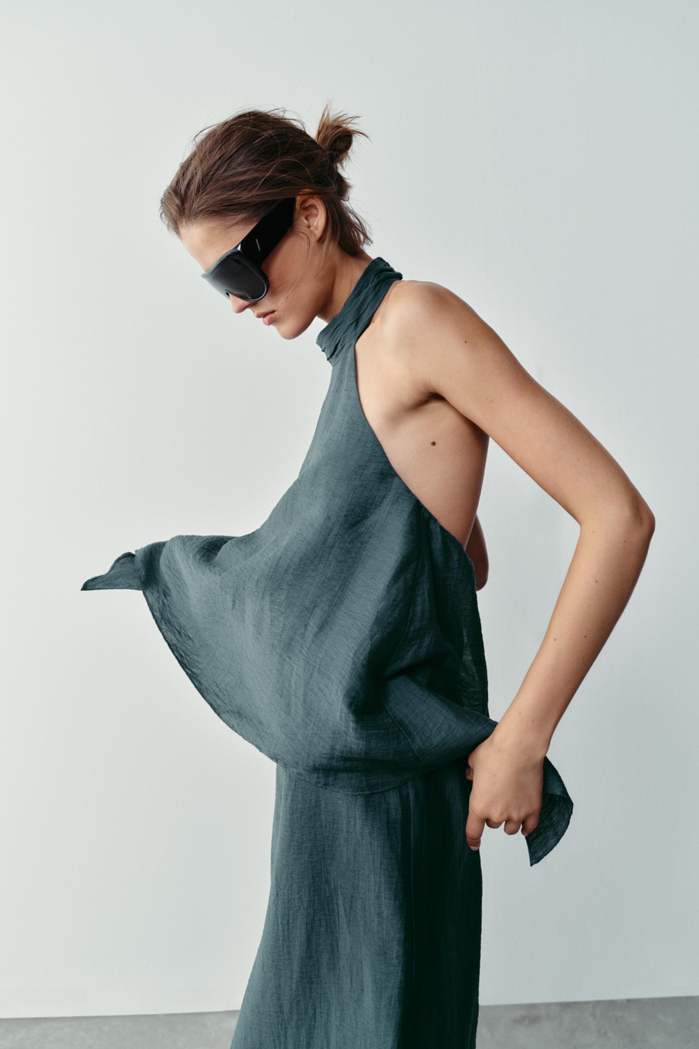 ЛЬНЯНОЕ ПЛАТЬЕ МИДИ С ГОРЛОВИНОЙ ХАЛТЕР — ZARA