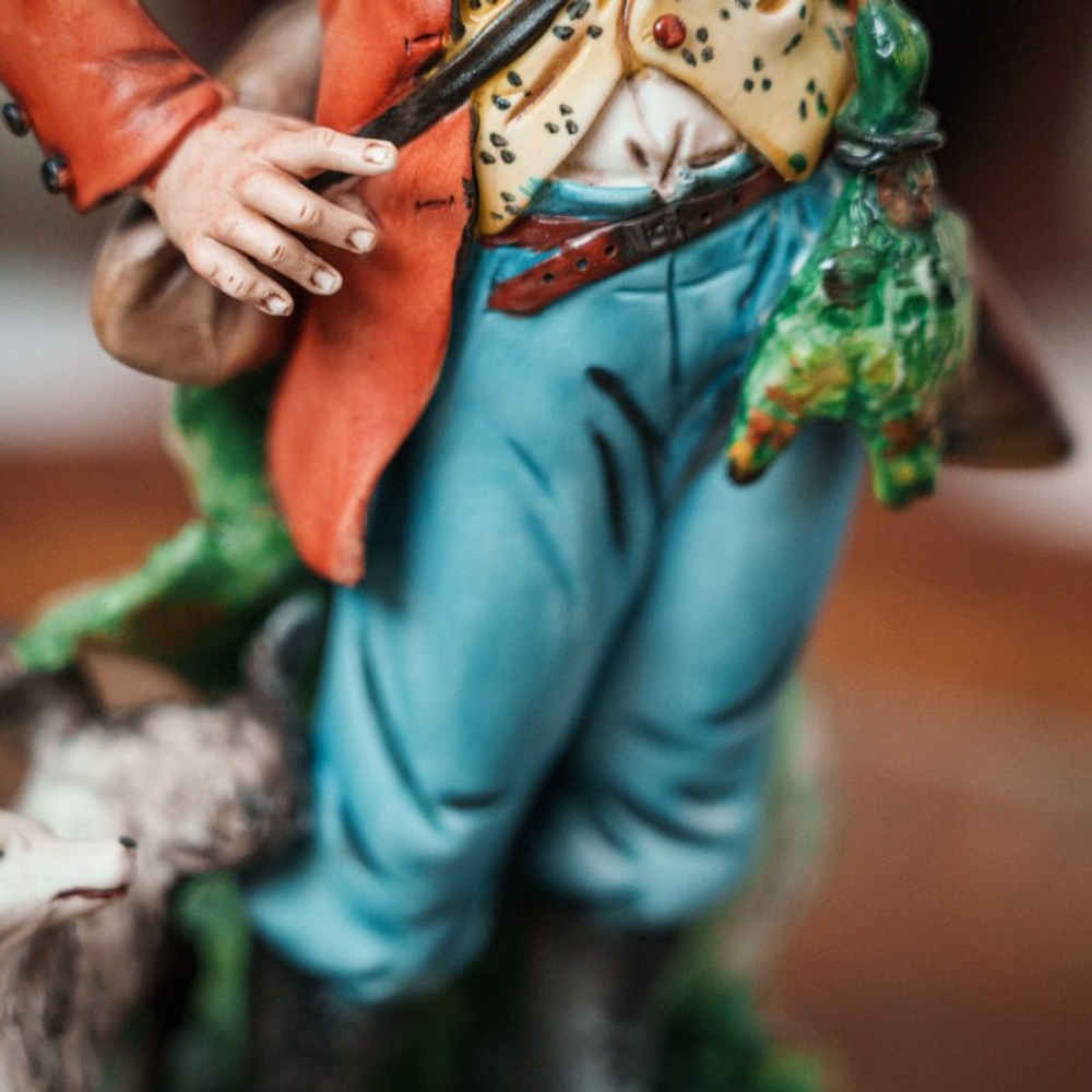 Фарфоровая мануфактура Capodimonte «Охотник с собакой»