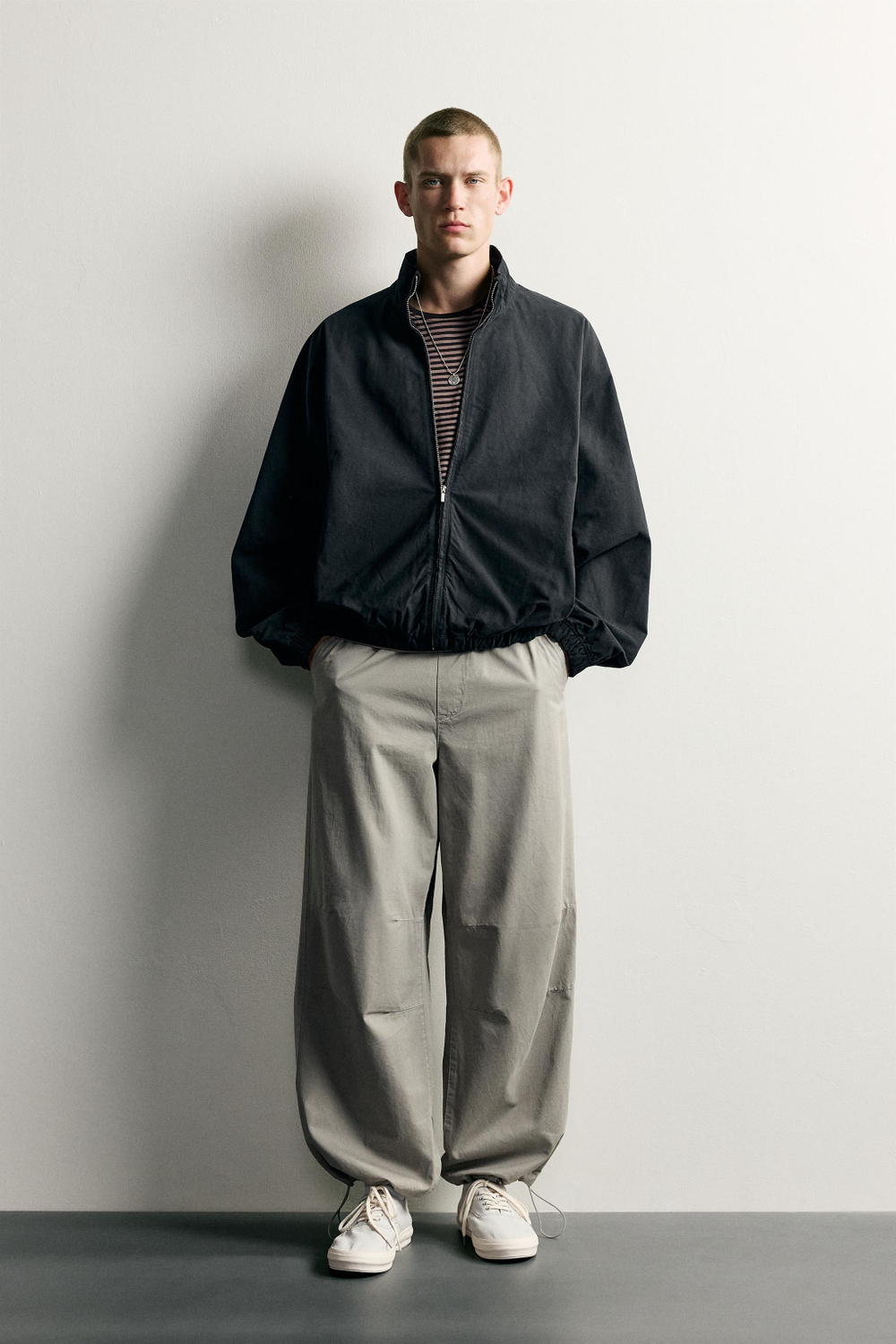 КУРТКА СВОБОДНОГО КРОЯ С ПОТЕРТОСТЯМИ — ZARA