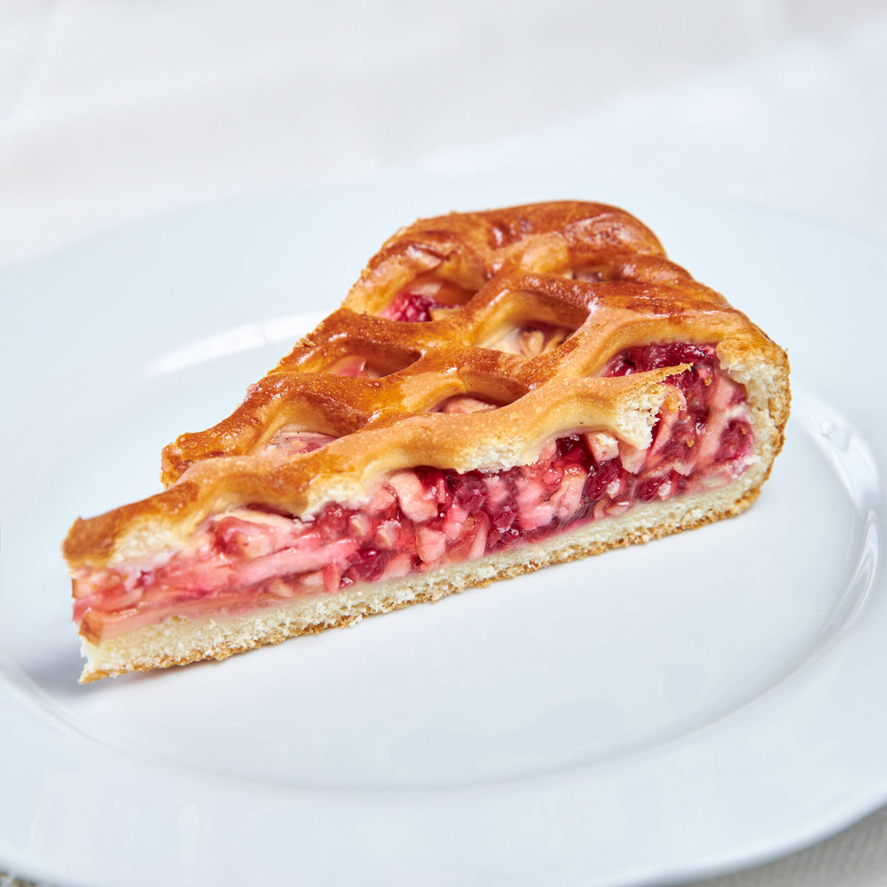 Пирог с яблоком и брусникой