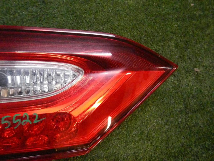 Фонарь левый внутр Toyota Camry XV70 17-нв галоген