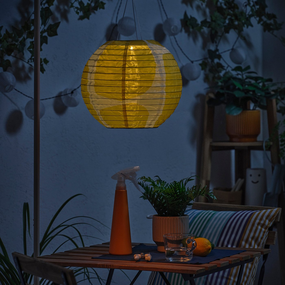 IKEA SOLVINDEN  (ИКЕА СОЛВИНДЕН)  -  Подвесной светильник LED на солнечной батарее - шар, для улицы, жёлтый/серый 30 см
