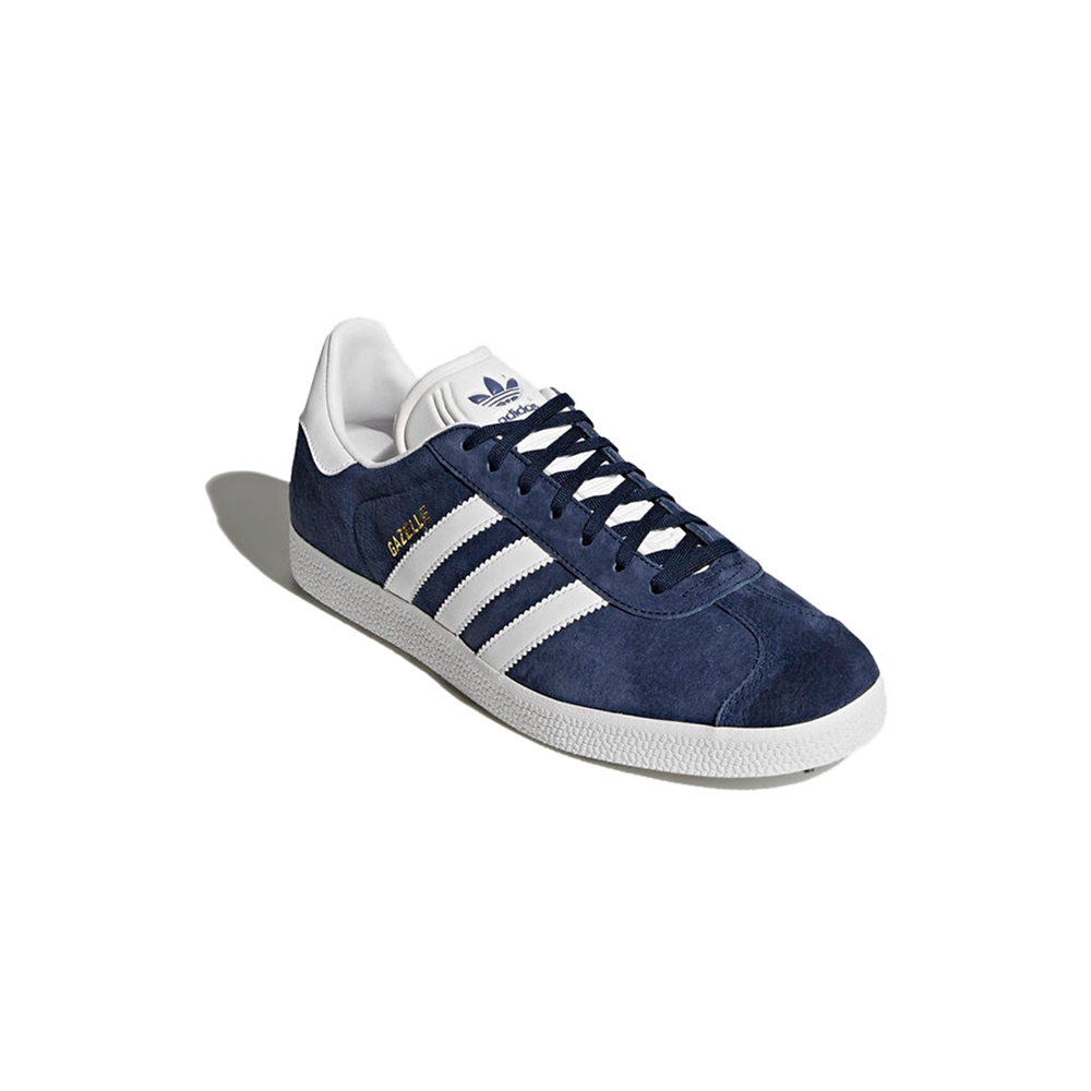 alt="Кроссовки adidas Gazelle BB5478 с нубуковым верхом Collegiate Navy, белыми полосками и золотым логотипом Gazelle вид спереди"