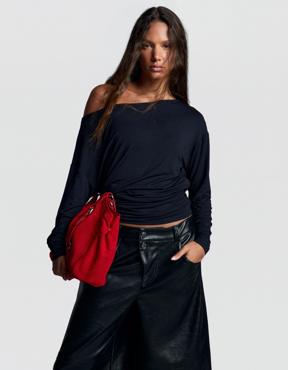 Женский лонгслив с асимметричным вырезом - BERSHKA